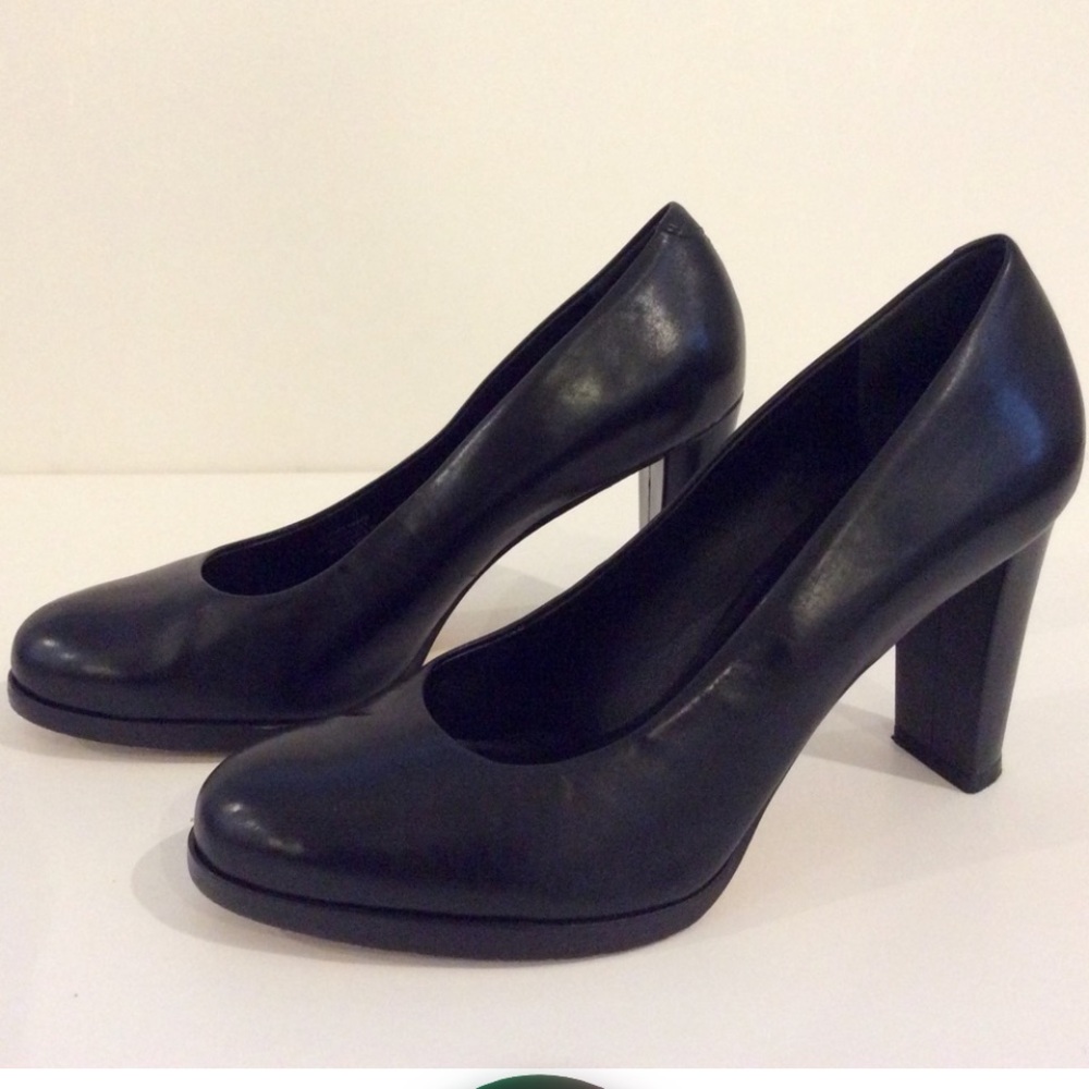Banana Republic Women’s Leather Black Round Toe Pumps